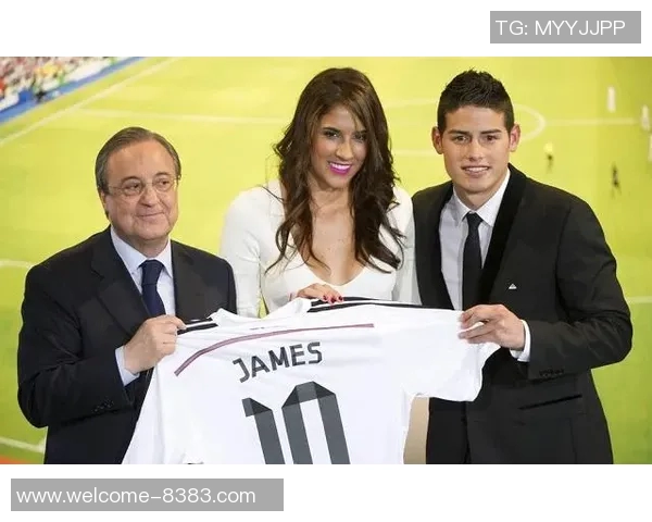 皇马球迷高举横幅抗议主席弗洛伦蒂诺接连失利引发的不满情绪