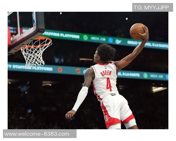 杰伦布朗半场表现平平12投仅4中贡献11分并抢下4个篮板